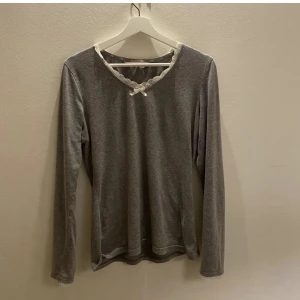 Långärmadtshirt  - Så sjukt fin långärmad T-shirt med gullig spets runt urringningen och armarna. Har du några andra frågor skriv gärna till mig privat:))☺️❤️3 FÖR 2 PÅ ALLT!!