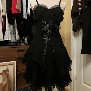 Klänning gothic - Queen of Darkness klänning i perfekt skick, aldrig använd och inköpt dyrt❤️ coola spets detaljer och snygg underkjol, korsett fram som går att justera✨