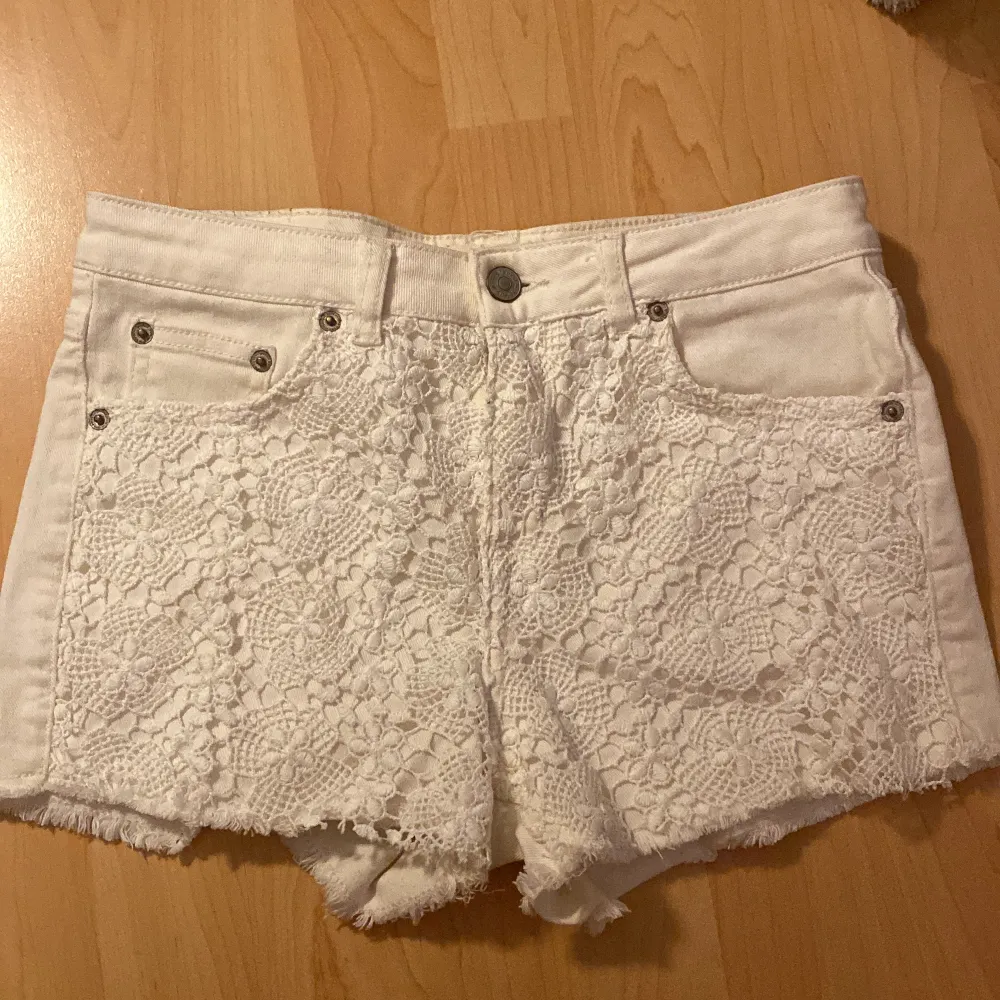 Hej! Jag säljer mina vita mid-waist/high-waist shorts från Gina tricot, Säljer dessa då de inte kommer till användning för de är för stora för mig, Är själv en storlek 34. Skulle säga bra skick! . Shorts.