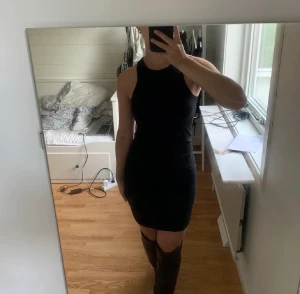 svart klänning  - Super snygg att stylea till ett par höga boots och en kavaj 😍😍