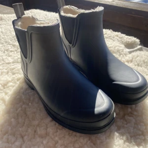 Tretorn gummistövel - Vattentäta och fodrade stövlar som är i jättefint skick. Använda ett fåtal gånger. Passar en 38/liten 39 Nypris 895:-