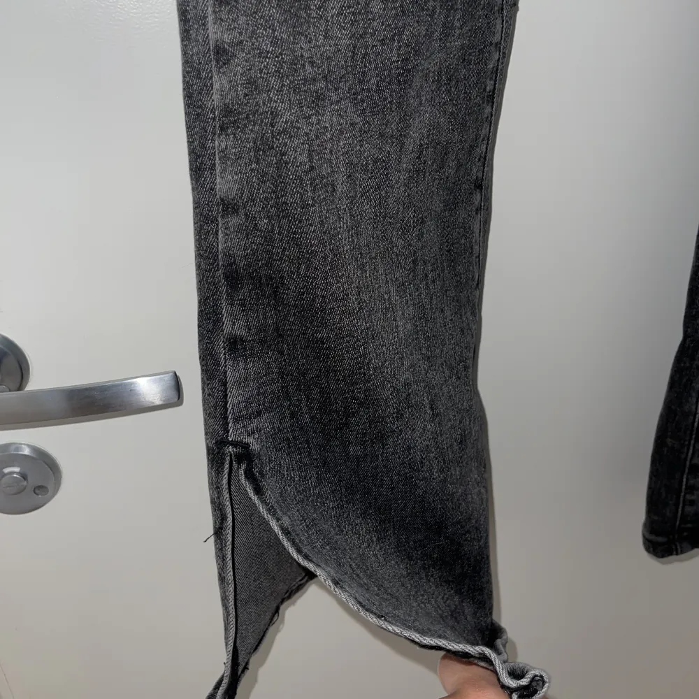 bootcut jeans med slit från prettylittlething. storlek 36. Använda en gång. Jeans & Byxor.