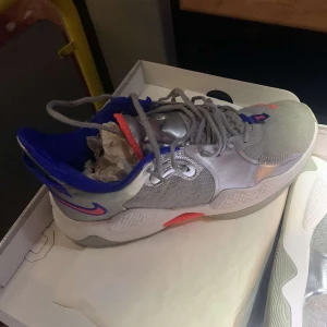 Basket skor - Pg 5 silver, använt fåtalgånger. Box och papper finns kvar. Inga skador på skorna alls. Kan mötas upp eller fraktas. Jag står för frakten. Skriv om du vill ha fler bilder på produkten. 