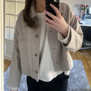 Beige kort kappa - En jättefin kort kappa från Massimo Dutti som jag köpte för ett år sen. Tyvärr har den inte kommit till mycket användning då den är för liten för mig och är anledningen till varför jag säljer den. 😊💓Som ny