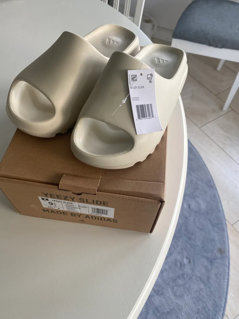 Helt nya yeezy slides säljes pågrund av att jag inte fått någon användning. Strlk 43 1/3. Skor.