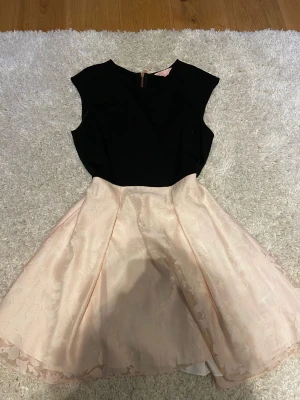 Festklänning  - Svart överdel, rosa underdel med blommor, XS, nästan aldrig använd, jag behöver den inte längre, festklänning, nyskick