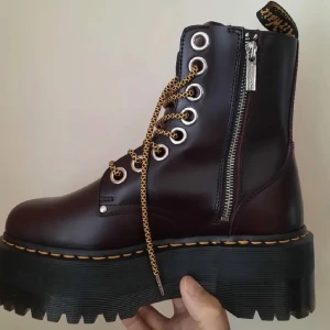 Dr martens  - Dr martens i bra skick 🫶🏼 du får både med svarta och gula snören❤️ bild lånad från förra ägaren, kolla gärna in mina andra annonser 🫶🏼 har fler bilder