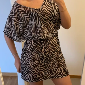 Strandklänning - Strandklänning från H&M i storlek xs