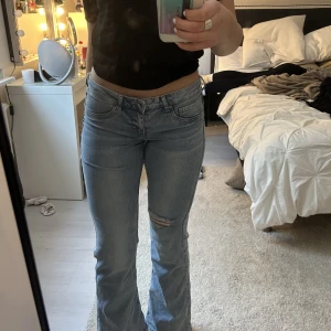Jeans - Säljer dessa jättesnygga jeans då de är lite korta på mig som är 1,70. Använt 1 gång så de är som helt nya❤️🙌🏻💕. De passar mig som har 36 i vanliga fall. Kan tänka mig att sänka priset vid snabb affär!❤️