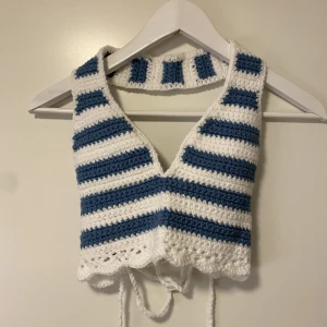 Virkad topp - Jättefin virkad topp köpt här på plick, säljaren hade gjort den själv💕💕 Specialgjord till någon med B-kupa 