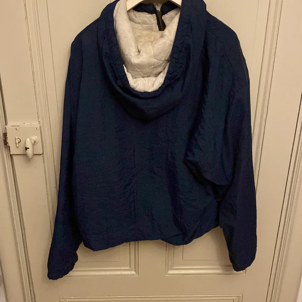 Blå vintage Reebok jacka, har ett litet färgfel på loggan (bild 3). Köpt på seamsvintage i Stockholm och har en skön cropped fit.. Jackor.