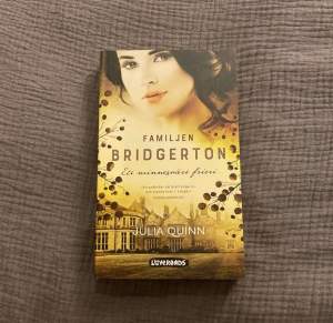 Femte boken i Familjen Bridgerton serien. Helt nytt skick, aldrig läst. (Frakten ingår inte, kostar olika) Snälla klicka inte på ”köp nu”💗