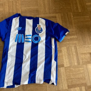 Fotbollströja FC Porto från Portugal - Jag säljer min fotbollsströja då jag inte använder den och den är för liten för mig. 150kr är priset men kan sänkas till 100 vid bra affär och smidig