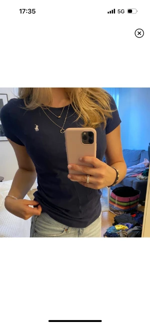 Ralph lauren tshirt - Marinblå Ralph lauran t-shirt (självklart äkta) strl L (barn) men motsvarar XS. Skönt stretchigt material och fint skick! 💙gratis frakt om du köper via köp nu