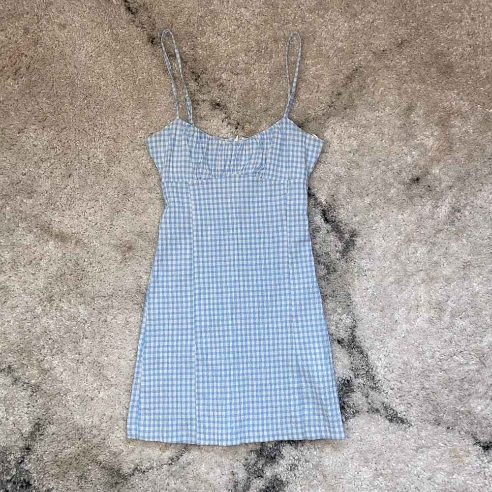 Brand: pull & bear Size: xs  Measurement: stretch. Adjustable straps. Waist: 30 x 2 centimeters chest: 33 x 2 centimeters length: 81 centimeters hip: 36 x 2 centimeters  Condition: good nothing that impacts the overall look . Klänningar.