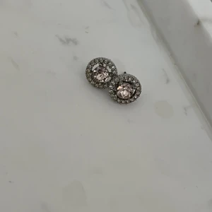 Lily and rose örhängen  - Klassiska Lily and rose örhängen i modellen miss Miranda och färgen silk. Nypris 329kr