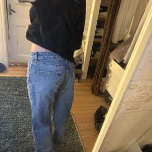 Säljer dessa snygga trendiga zara jeans pga att dom är för stora. Har samma jeans i en storlek mindre, så om ni vill se hur den riktiga passformen är på jeansen kan jag skicka bild på de🤗