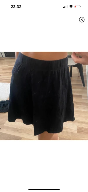 Kjol - Volangkjol från hm strl xs, använt men fint skick 🤎 (ostruken på bild tyvärr) 