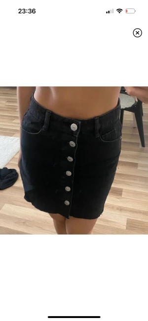 Kjol - Jeanskjol från zara strl xs, knappt använd så fint skick 🤎 
