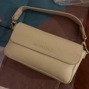 Helt ny Valentino väska  - Suuuper fin valentino väska med extra axelrem!😍Nypris 1299kr 