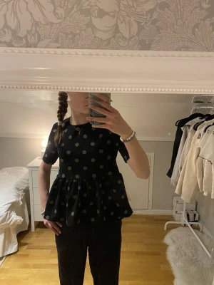 Volangtopp från zara - Topp från zara stl s. Aldrig använd så i väldigt bra skick