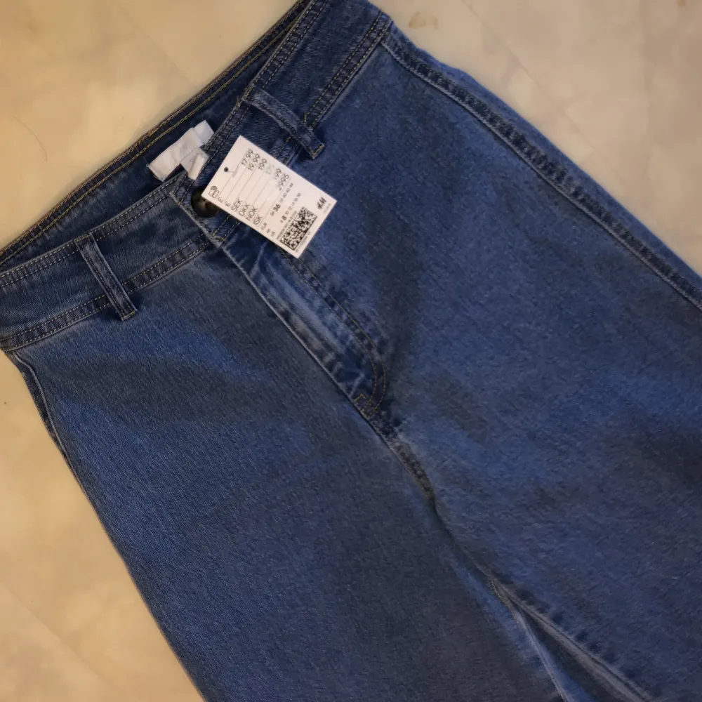 Ankellånga eller vanlig längd om du är ca 160cm Nya oanvända  Hög midja . Jeans & Byxor.