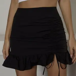 Säljer denna svarta kjolen med volang:) aldrig använd ❤️