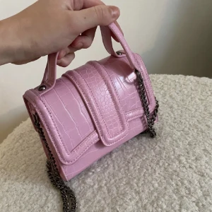 Rosa väska  - ”Mini city bag” i rosa färg från zara. Aldrig använd.