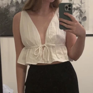 Vit topp - Säljer denna vita toppen från bikbok. Knyts framtill på olika sätt. Använd 2-3 gånger. Frakt tillkommer 54 kr eller välj köp nu💕