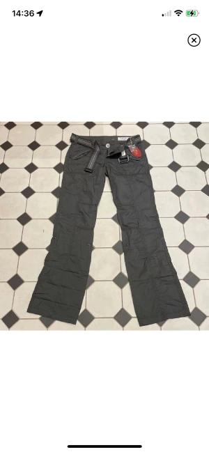 Esprit cargopants  - Helt nya endast testade cargo pants från esprit som tyvärr inte passade mig. Midjemått tvärs över 39cm innerbenslängd 79cm