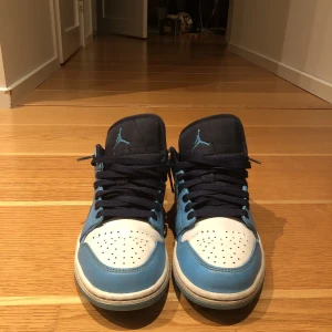 Air Jordan 1 low UNC - Säljer mina Air Jordan 1 low UNC, bra skick och ungefär 1 år gamla, säljer dom p.g.a att dom har blivit för små. 