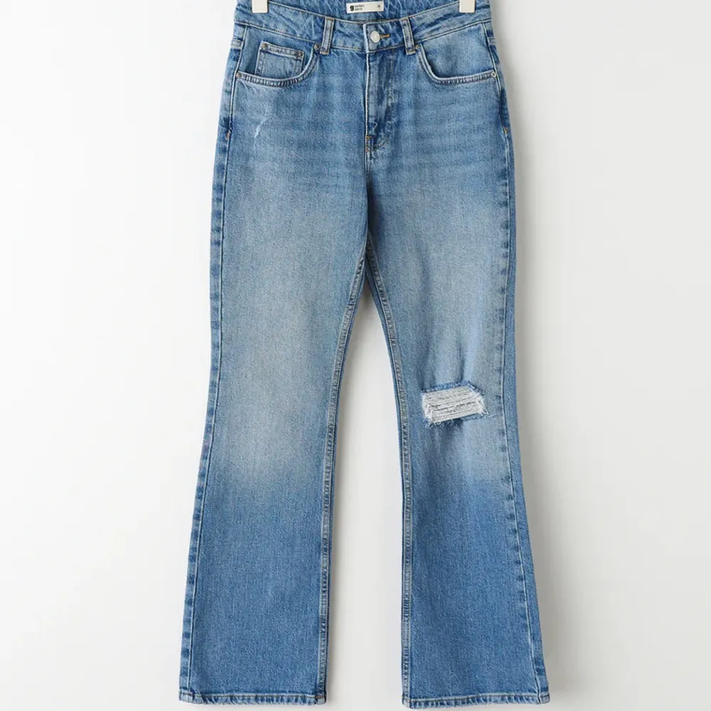 Flare low waist jeans från Gina. Nypris 500kr. Petite storlek. Jag är 162❤️. Jeans & Byxor.