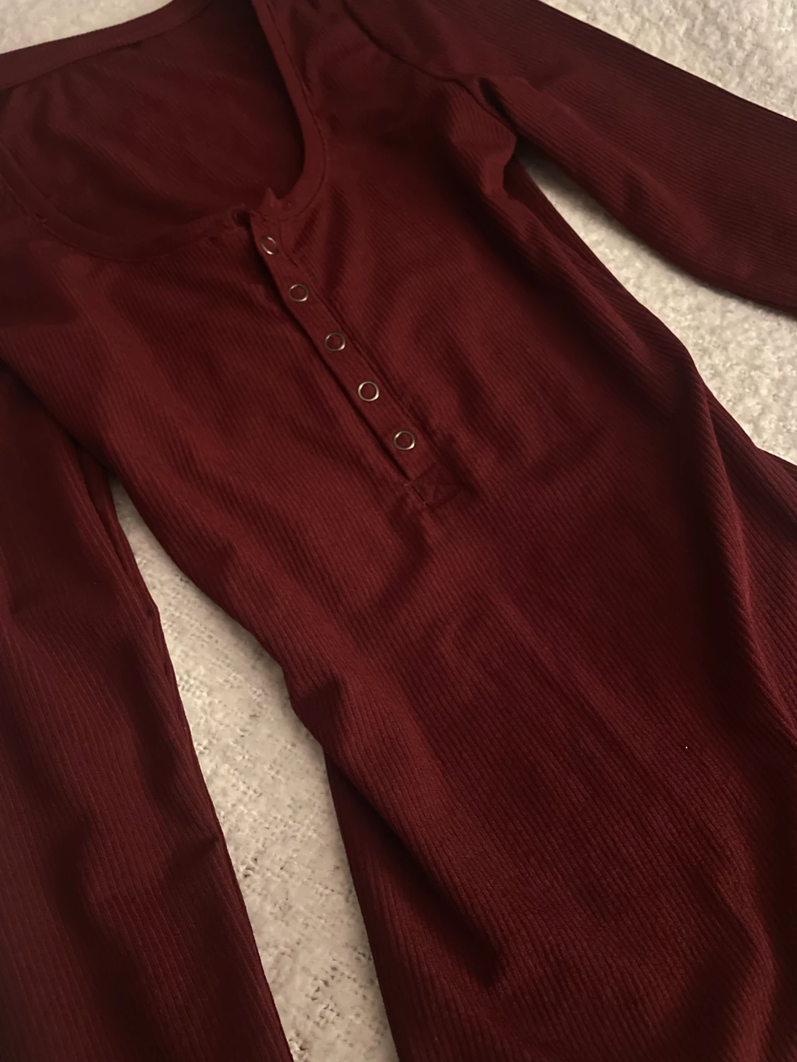 En långärmad (röd) tröja🤍