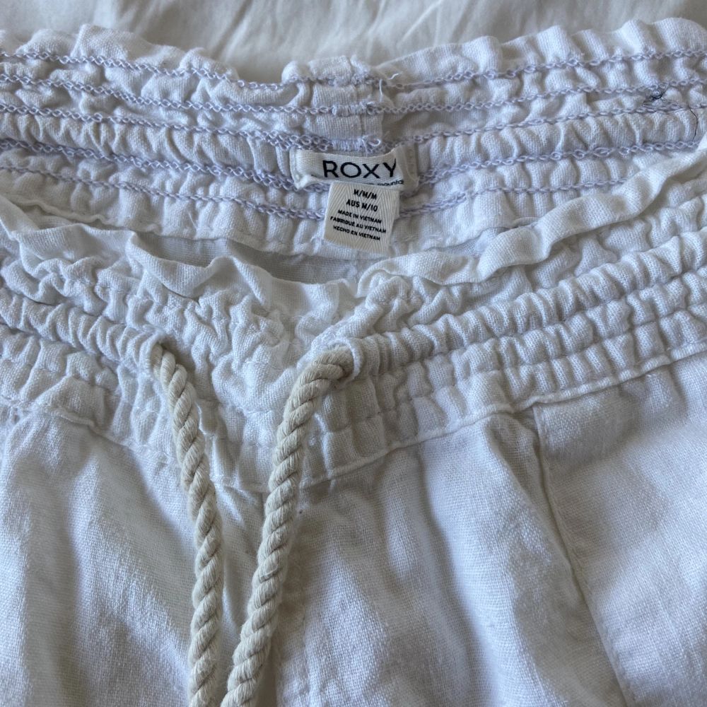 Roxy linnebyxor vita. Storlek M. Men passar även S.  Aldrig använt, säljer för fel storlek.  Säljer för: 350 kr. Jeans & Byxor.