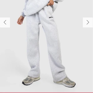 Raka mjukisbyxor  - Superfina gråa raka mjukisbyxor! Aldrig använda, säljer då dem är lite korta på mig som är ca 177 cm. Passar mig bra som är en storlek 38