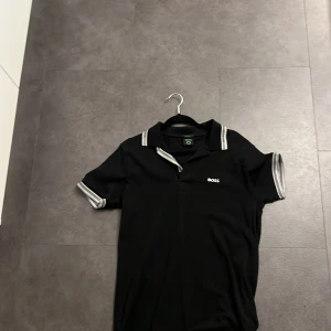 Hugo boss piké  - En äkta hugo boss piké, Storlek S. Den är i bra farm och har inga hål eller fläckar.