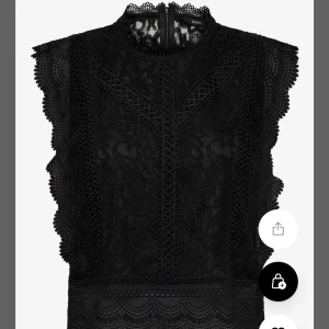 Only spetstopp  - Säljer denna supersöta Only topp! Prislappen kvar, köpt för 400kr. Aldrig använd. Säljs pga krånglig retunering