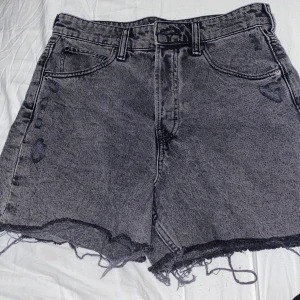 Svarta jeans shorts  - Säljer mina svarta jeans shorts pågrund av att de inte passar längre💗
