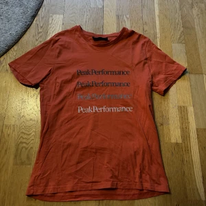T-shirt  - Tröja från peak performance i storlek xl 
