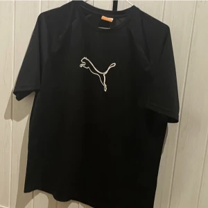 Puma tröja  - Säljer den här träningströjan då den ej kommit till mycket användning. Fint skick!!