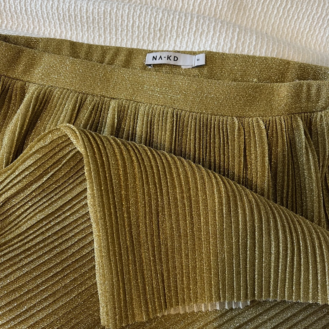 Plisserad guldglittrig midikjol - 91