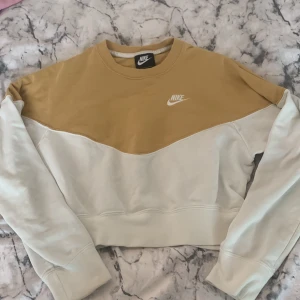 Nike sweater  - Väldigt bra skick, knappt använd. Pris går att diskutera, köpare står för frakt💕