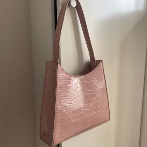 Rosa NaKd väska - Säljer nu min älskade rosa väska då den inte längre kommer till användning. Sparsamt använd och inga defekter. Nypris 439 