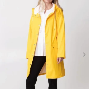 Gul regnkappa - Säljer min jättefina regnkappa. Som passar perfekt inför den svenska sommaren. Då den inte kommer till användning. Vil bli av med den så pris kan diskuteras 