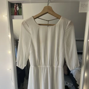 Klänning  - Super fin klänning med öppen rygg 