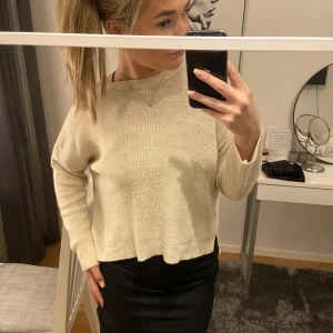 Beige stickad tröja - Stickad tröja från stradivarius! Passar perfekt över en klänning som jag har på bilden