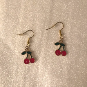 Körsbär örhängen - Jättesöta och oanvända örhängen med körsbär! Kan också skickas ej spårbart för 15 kr frakt