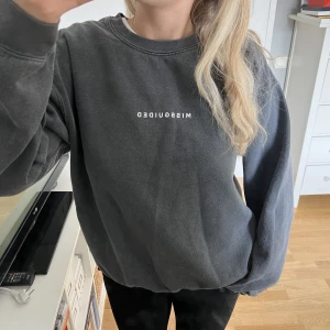 Collegetröja  - Grå collegetröja som är köpt från Nelly från märket missguided. Storlek M