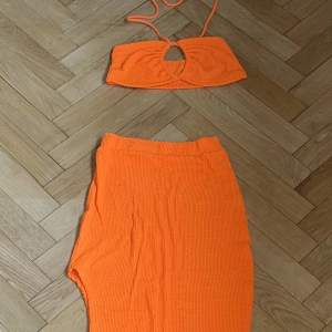 En orange tvådelad outfit som passar perfekt till sommaren. Endast använd vid ett tillfälle 