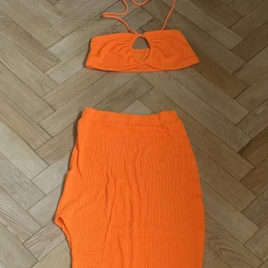 Tvådelad  - En orange tvådelad outfit som passar perfekt till sommaren. Endast använd vid ett tillfälle 